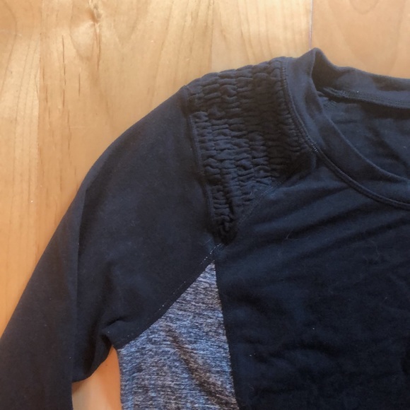 Lululemon - Long Sleeve Running Tee, Black/gray Sz 8 Reflective tabs key pocket - Picture 2 of 7
